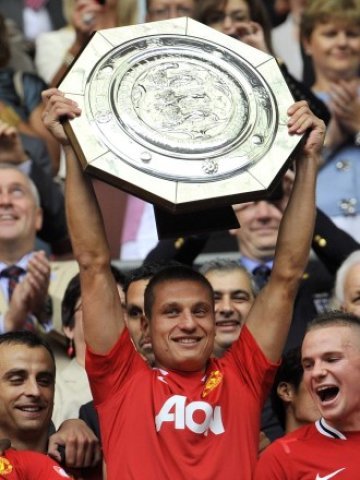 <p>
	Капитанът на Манчестър Юнайтед Неманя Видич е вдигнал купата Community Shield след победата над Манчестър Сити. <em>Снимка: Ройтерс</em></p>
