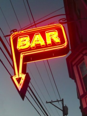 <p>
	Много барове по морските курорти укриват част от оборота си. <em>Снимка: scx.hu</em></p>
