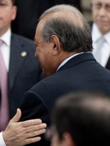 <p>
	Карлос Слим губи богатството си с бързо темпо. <em>Снимка: Ройтерс</em></p>
