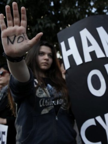 <p>
	Протест в Никозия, 18 март 2013 г. <em>Снимка: Ройтерс</em></p>
