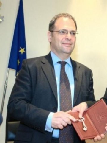 <p>
	<em>Служебният министър на околната среда и водите Юлиан Попов </em>Снимка:&nbsp;<em>МОСВ</em></p>
