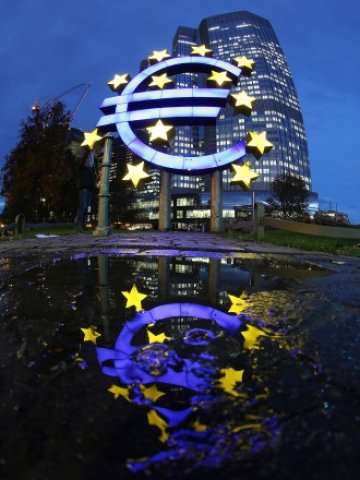 <p>
	Бъдещето на единната европейска валута остава неясно<em>. Снимка: Getty Images News</em></p>
