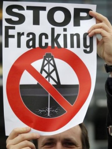 <p>
	През ноември пред Европейския парламент бяха проведени демострации срещу фракинга. Снимка: Архив Ройтерс</p>
