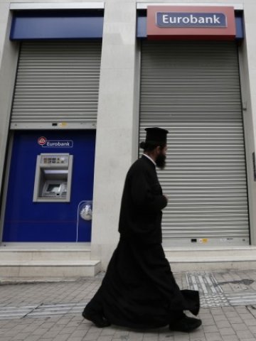 <p>
	Клон на Eurobank в Атина. <em>Снимка: Ройтерс</em></p>
