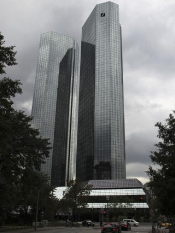 <p style="margin-bottom: 0cm">
	Централата на <span lang="bg-BG">Deutsche Bank</span> във Франкфурт.&nbsp;<em>Снимка: Архив Ройтерс</em></p>
