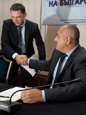 <p>
	<em>Премиерът Борисов и икономическият министър Добрев връчиха договорите на 85 фирми по схемата. </em>Снимка: БТА</p>
