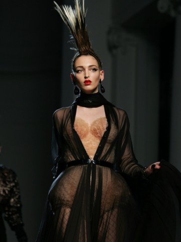 <p>В преобладаващо черно Готие представи нестандартните си виждания за следващия моден сезон. <i>Снимка: БТА</i></p>