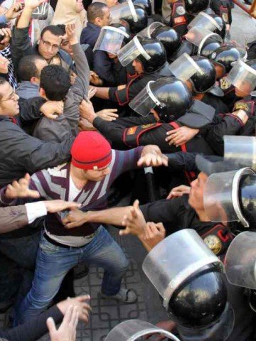 <p>Сблъсъци между полиция и протестанти в Кайро. Снимка: БТА</p>