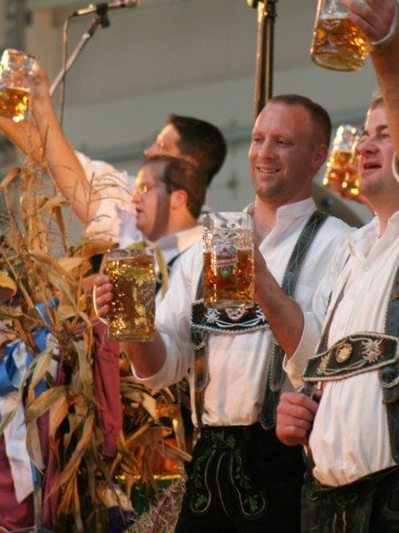 <p>На Октоберфест традиционно в Германия се изпиват огрломни количества бира. <i>Снимка: Flickr Лиценз: </i><a target="_blank" href="http://creativecommons.org/licenses/by/2.0/"><i>Creative Commons </i></a></p>