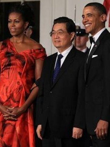<p>Президентът на САЩ Барак Обама и първата дама Мишел Обама приветстват китайския президент Ху Дзинтао по време на визитата му във Вашингтон. Снимка: БТА</p>