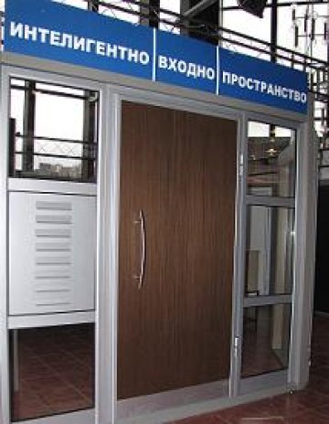 След офиса ще отключваме и вратата на входа  с карта