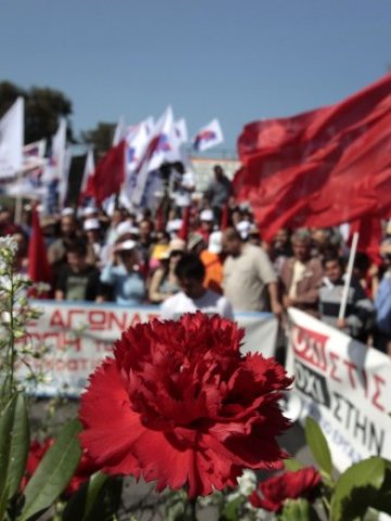 <p>
	<em>Демонстранти в Атина се заканиха да накажат управляващите на изборите в неделя. Снимка: Ройтерс</em></p>
