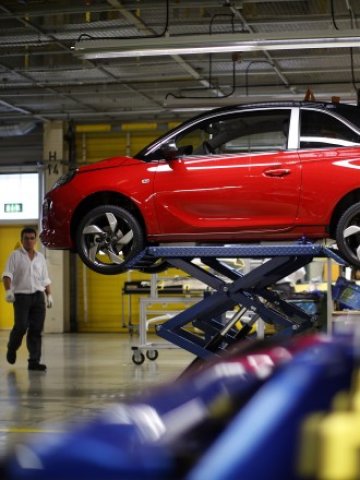 <p>
	Фабрика на Opel в Айзенах.<em> Снимка: Ройтерс&nbsp;</em></p>
