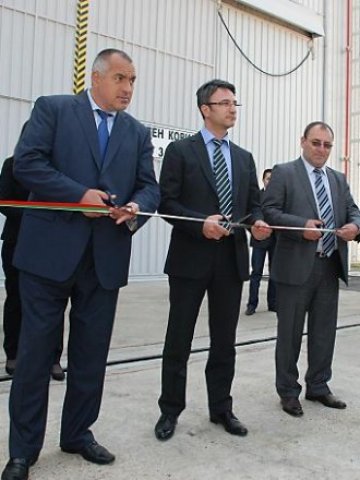 <p>
	Премиерът Бойко Борисов, икономическият министър Трайчо Трайков и изпълнителния директор на АЕЦ &bdquo;Козлодуй&rdquo; Костадин Димитров (отляво надясно) прерязаха лентата на&nbsp; хранилището. Снимка: БТА</p>
