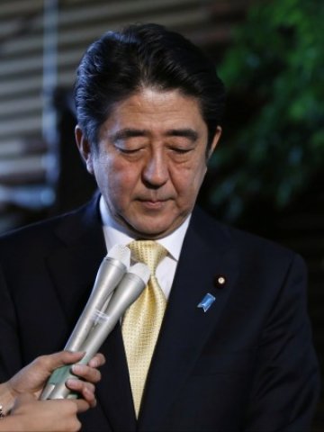 <p>
	Премиерът на Япония Шиндзо Абе е изправен пред нови трудни решения. <em>Снимка: Ройтерс</em></p>
