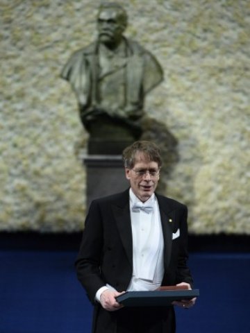 <p style="text-align: justify;">
	Проф. Ларс Петер Хансен.<em> Снимка: Ройтерс</em></p>
