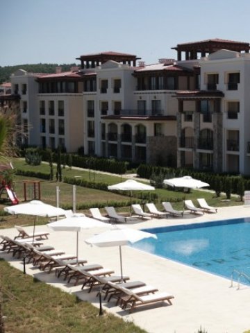 <p style="margin-bottom: 0cm">
	Повечето сделки с ваканционни имоти са концентрирани по Черноморието.<em> Снимка: greenliferesorts.bg</em></p>
