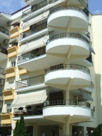 <p>
	Жилищна сграда в Гърция. Снимка: Investor.bg</p>
