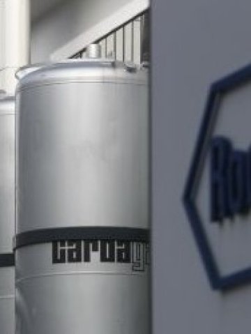 <p style="text-align: left; ">
	Фабриката на Roche в Базел. Снимка: Ройтерс</p>
