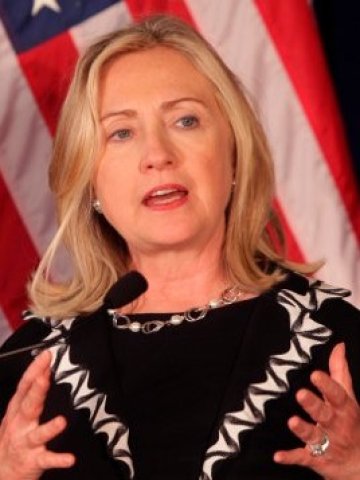 <p style="text-align: center;">
	Хилъри Клинтън е убедена, че жените трябва да получат възможност за по-пълноценно участие в икономиката. <em>Снимка: Ройтерс</em></p>
