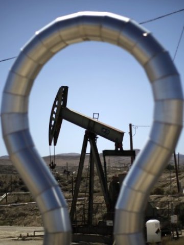 <p>
	Очаква се добрите икономически новини от САЩ да засилят търсенето на енергийни продукти. <em>Снимка: Ройтерс</em></p>
