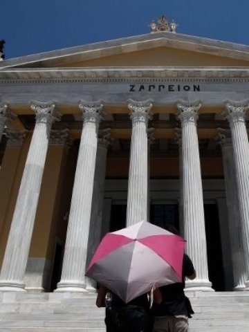 <p>
	Според дипломати мярката цели да накара Гърция да затегне контрола по границите си. <em>Снимка: Ройтерс</em></p>
