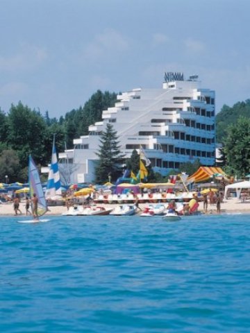 <p>
	Хотел Доростор в к.к. Албена.&nbsp;<em>Снимка: albena.bg</em></p>
