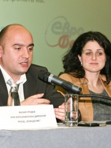 <p>
	Зам. министърът на земеделието Светлана Боянова и зам. изпълнителният директор на фонд "Земеделие" Васил Грудев отговориха изчерпателно на десетките въпроси, поставени по време на форума &nbsp; &nbsp;Снимка: Инвестор.бг</p>
