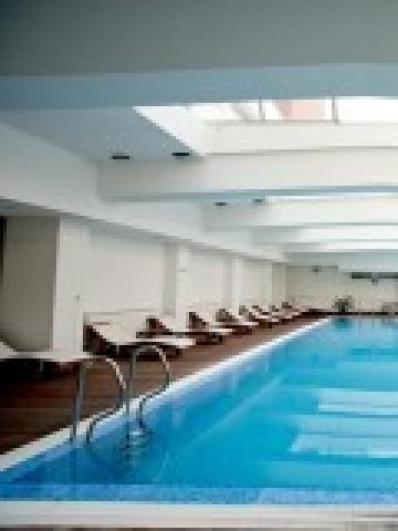 <p>
	Басейнът на хотел Сана Спейс в Хисаря.&nbsp;<em>Снимка: www.sanaspahotels.bg</em></p>
