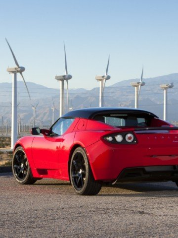 Моделът Роудстър на Tesla Motors е един от електромобилите, одобрени за движение по магистралите. Снимка: TeslaMotors