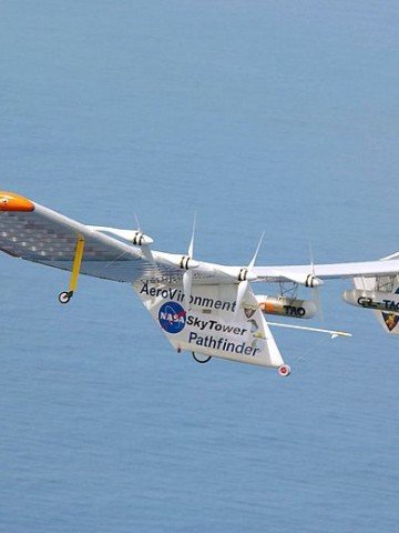 Соларният самолет Pathfinder Plus, създаден от NASA по проекта AeroVironment кръжи над Хавай. Снимка: NASA