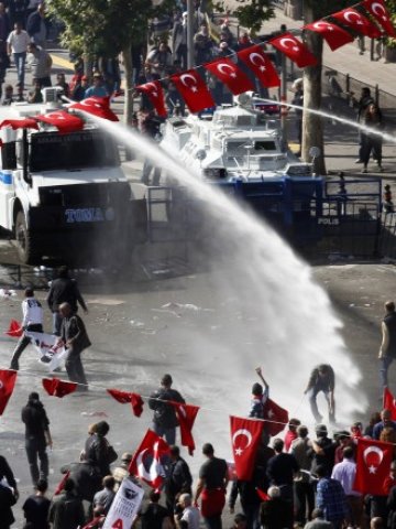 <p>
	Антиправителствените протести в основните турски градове ескалират. <em>Снимка: Ройтерс</em></p>
