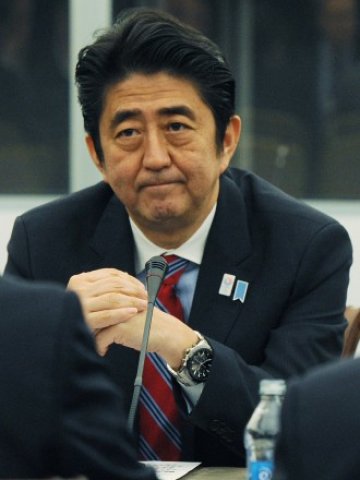 <p>
	Японският премиер Шиндзо Абе е изправен пред сериозен тест. <em>Снимка: Ройтерс</em></p>
