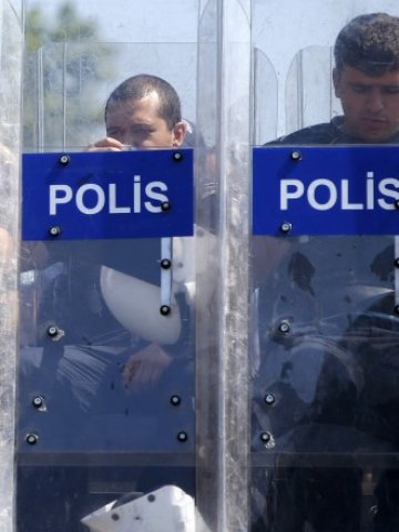 <p>
	Турски полицаи в една от малкото си почивки. <em>Снимка: Ройтерс</em></p>
