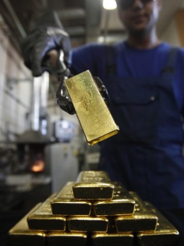 <p>
	Цената на златото е стимулирана от агресивната парична политика на Фед. <em>Снимка: Ройтерс</em></p>
