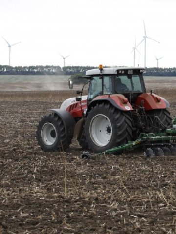 <p>
	Зърнопроизводителите искат повече време за законодателни промени и уреждане на проблемите на пазара на земеделска земя. <em>Снимка: БТА</em></p>
