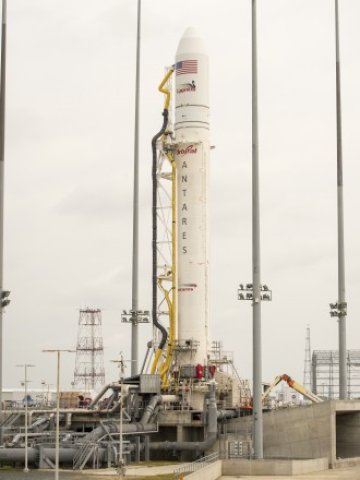 <p>
	Така изглежда ракетата, която ще изведе&nbsp;Cygnus в Космоса. <em>Снимка: Ройтерс</em></p>
