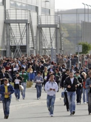 <p>
	Фабриката в Клуж е запорирана от румънската данъчна служба.<em> Снимка: Ройтерс</em></p>
