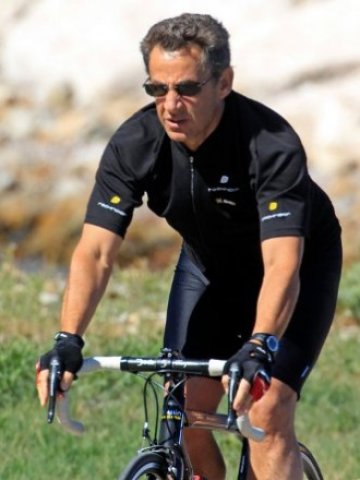 <p>
	Саркози се наслаждава на отпуската си в Южна Франция.<em> Снимка: Ройтерс</em></p>
