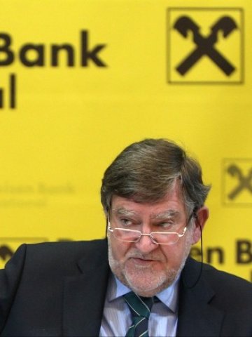<p>
	Главният изпълнителен директор на Raiffeisen Bank Херберт Степич. <em>Снимка: Архив Ройтерс</em></p>

