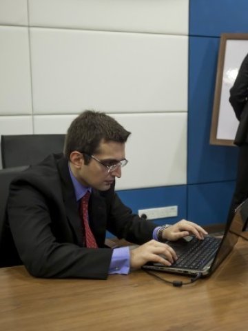 <p>
	Мързеливите се стараят повече по време на кризата, докато иначе по-отдадените им колеги поддържат обичайното си ниво.&nbsp;<em>Снимка: Ройтерс</em></p>
