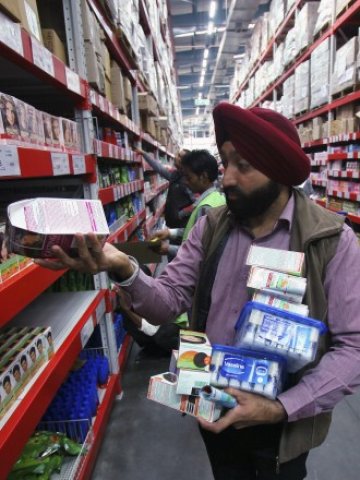 <p>
	В края на 2012 г. правителството на премиера Манмохан Сингх отвори за чуждестранни оператори търговската индустрия на страната. <em>Снимка: архив Ройтерс</em></p>
