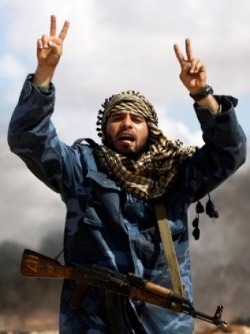 <p>Бунтовник, подкрепящ атаката срещу режима. Снимка: Reuters</p>