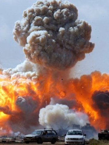 <p>Военни машини, обект на бомбардировките. Снимка: Reuters</p>