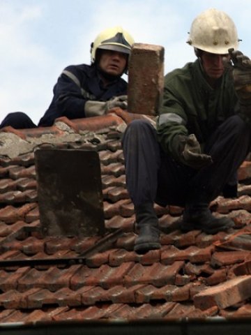 <p>
	Хиляди жилища в Перник, Радомир и София пострадаха заради земетресението от май 2012 г. с епицентър в Пернишко. <em>Снимка: БТА</em></p>
