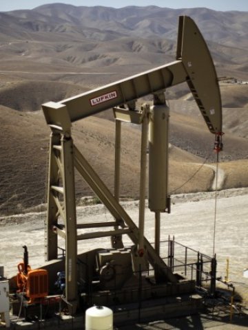 <p>
	Цените на петрола спаднаха с 2% през миналата седмица.&nbsp;<em>Снимка: Ройтерс</em></p>
