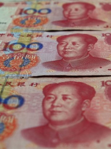 <p>
	Юанът поскъпва спрямо основните световни валути всеки месец от септември 2012 г. насам.&nbsp;<em>Снимка: Ройтерс</em></p>

