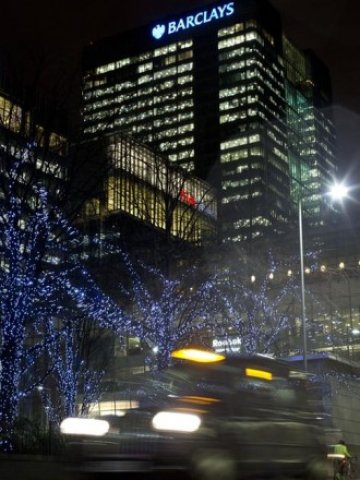 <p>
	Централата на Barclays в Лондонското сити. <em>Снимка: Ройтерс</em></p>
