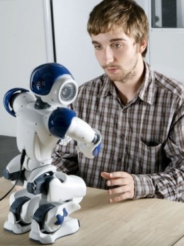 Роботът Нао може не само да изразява, но и да усеща емоциите на събеседника си. Снимка: aldebaran-robotics