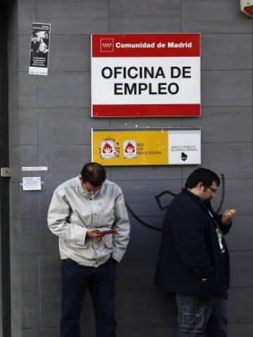 <p>
	Делът на младежката безработица в Испания се повиши над 50%. <em>Снимка: Ройтерс</em></p>
